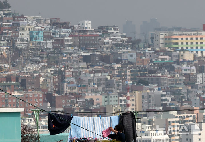 [부산=뉴시스] 하경민 기자 = 부산지역 초미세먼지 농도가 '나쁨' 수준으로 나타난 16일 서구 부산항전망대에서 바라본 산복도로 일대가 뿌옇게 보이고 있다. 2026.03.16. yulnetphoto@newsis.com