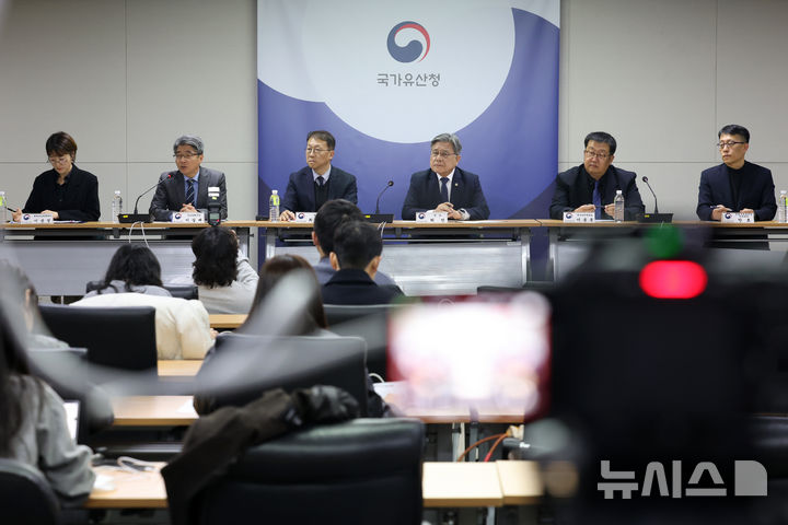 [서울=뉴시스] 박진희 기자 = 국가유산청은 16일 서울 종로구 국립고궁박물관에서 세계유산 종묘 앞 '세운4구역 내 불법행위 및 사업시행 인가 중단'을 서울시에 촉구하고 있다. 2026.03.16. pak7130@newsis.com