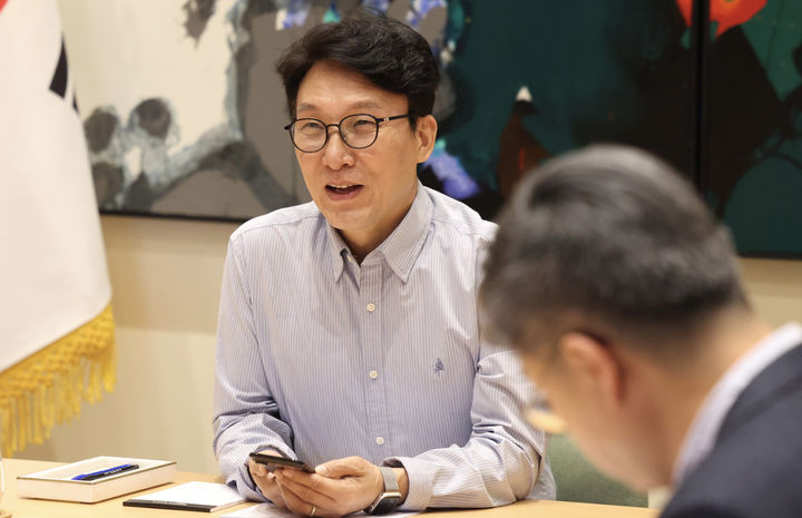 [서울=뉴시스] 추상철 기자 = 미국 순방중인 김민석 국무총리가 15일(현지 시간) 미국 뉴욕 유엔대표부에서 정부서울청사 외교부 종합상황실 간 영상 간부회의를 주재하고 있다. (사진= 총리실 제공) 2026.03.16. photo@newsis.com *재판매 및 DB 금지