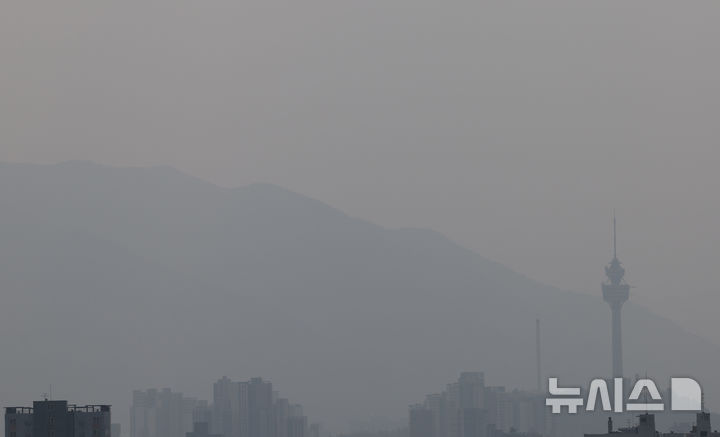 [대구=뉴시스] 이무열 기자 = 대구지역 초미세먼지 농도가 ‘나쁨’ 수준을 보인 16일 대구 북구 침산동에서 바라본 대구 83타워가 뿌옇게 보이고 있다. 2026.03.16. lmy@newsis.com