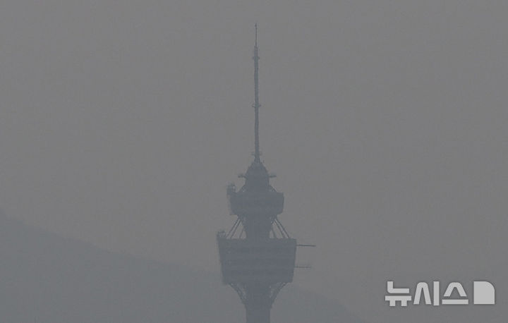 [대구=뉴시스] 이무열 기자 = 대구지역 초미세먼지 농도가 ‘나쁨’ 수준을 보인 16일 대구 북구 침산동에서 바라본 대구 83타워가 뿌옇게 보이고 있다. 2026.03.16. lmy@newsis.com