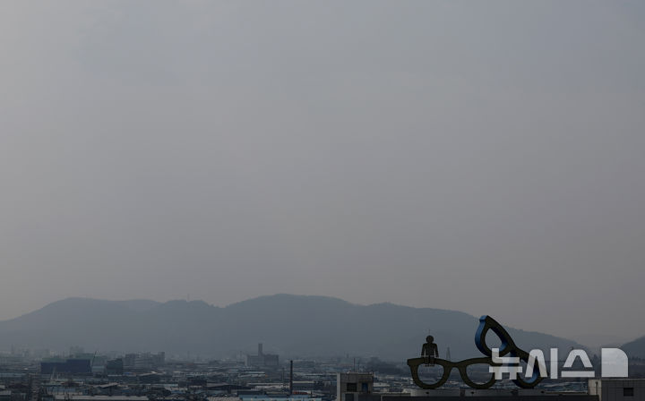 [대구=뉴시스] 이무열 기자 = 대구지역 초미세먼지 농도가 ‘나쁨’ 수준을 보인 16일 대구 북구 침산동에서 바라본 하늘이 뿌옇게 보이고 있다. 2026.03.16. lmy@newsis.com