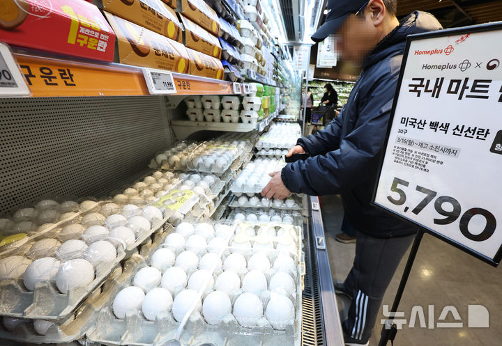 [서울=뉴시스] 최진석 기자 = 고병원성 조류인플루엔자(AI) 발생 위험 지속에 따른 계란 수급 불안이 이어지고 있는 지난 16일 서울 강서구 홈플러스 강서점에 미국산 계란이 진열되어 있다. 2026.03.16. myjs@newsis.com