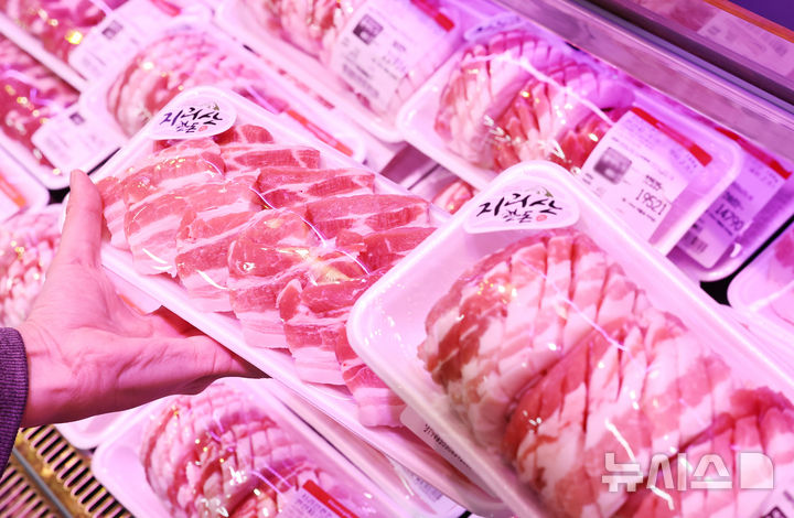 [서울=뉴시스] 최진석 기자 = 아프리카돼지열병(ASF)의 확산으로 돼지고기 가격이 상승하고 있는 지난 16일 서울 한 마트에서 고객이 돼지고기를 고르고 있다. 2026.03.16. myjs@newsis.com