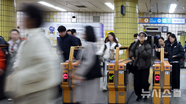 [서울=뉴시스] 최진석 기자 = 서울교통공사가 국가를 상대로 국가유공자 무임승차 비용 보전을 요구하며 제기한 37억원 규모의 손해배상 소송 재판이 15일 시작됐다. 사진은 유가 상승 등으로 지하철 이용객이 늘고 있는 지난달 16일 서울 한 지하철역 개찰구가 이용객들로 붐비고 있는 모습. 2026.04.15. myjs@newsis.com