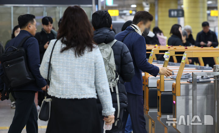 [서울=뉴시스] 최진석 기자 = 유가 상승 등으로 지하철 이용객이 늘고 있는 지난달 16일 서울 한 지하철역 개찰구가 이용객들로 붐비고 있다. 2026.03.16. myjs@newsis.com