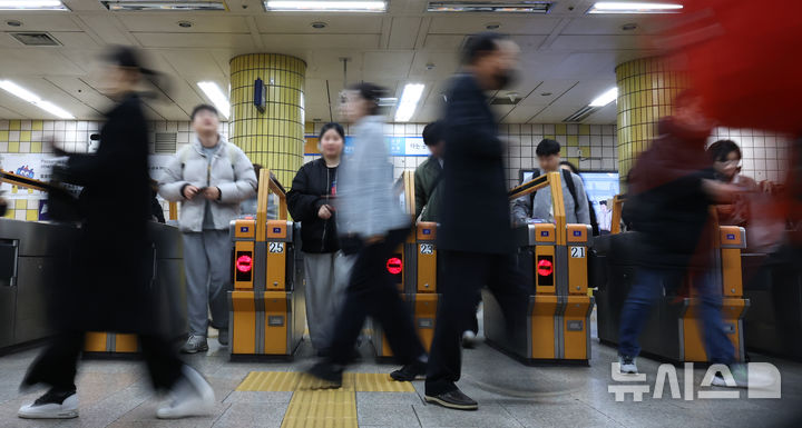 [서울=뉴시스] 최진석 기자 = 유가 상승 등으로 지하철 이용객이 늘고 있는 16일 서울 한 지하철역 개찰구가 이용객들로 붐비고 있다. 2026.03.16. myjs@newsis.com