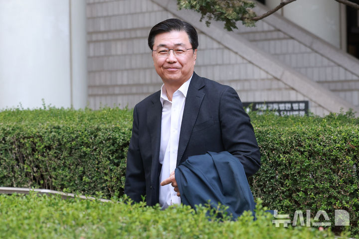 [서울=뉴시스] 홍효식 기자 = 홍장원 전 국가정보원 1차장이 16일 오후 서울 서초구 서울중앙지방법원에서 열린 12·3 비상계엄 관련 직무유기 혐의를 받는 조태용 전 국가정보원장의 4차 공판에 증인으로 출석하고 있다. (공동취재) 2026.03.16. photo@newsis.com