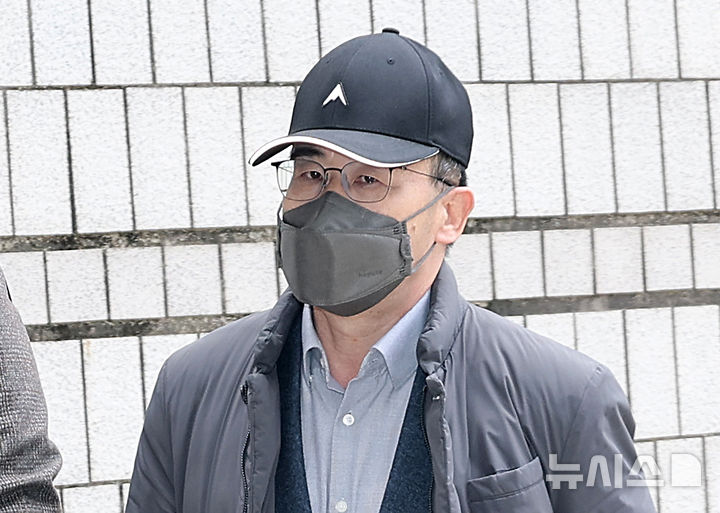 [서울=뉴시스] 홍효식 기자 = 12·3 비상계엄 관련 내란 중요임무 종사 혐의를 받는 곽종근 전 육군특수전사령관이 16일 서울 서초구 서울중앙지방법원에서 열린 1차 공판에 출석하고 있다. (공동취재) 2026.03.16. photo@newsis.com