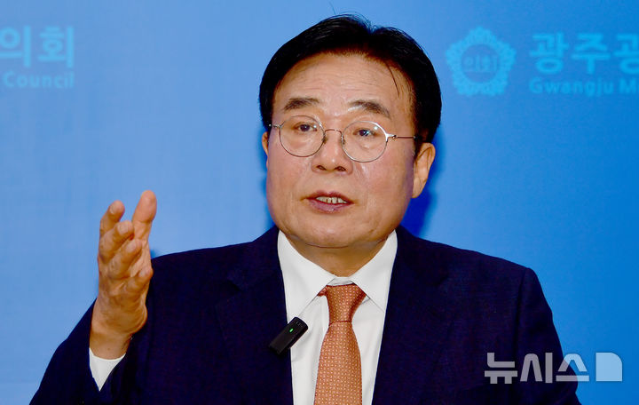 [광주=뉴시스] 류형근 기자 = 16일 오후 광주 서구 광주시의회 3층 브리핑룸에서 이병훈 더불어민주당 호남발전특별위원회 수석부위원장이 6·3지방선거 민주당 전남광주특별시장 후보 경선에 불참을 선언하고 있다. 2026.03.16. hgryu77@newsis.com