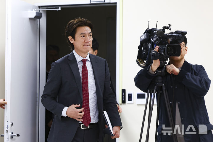 [천안=뉴시스] 김근수 기자 = 홍명보 대한민국 축구대표팀 감독이 16일 오후 충남 천안시 코리아 풋볼파크 스타디움에서 열린 남자 축구국가대표팀 3월 유럽원정 평가전 명단발표 기자회견을 하기 위해  이동하고 있다. 2026.03.16. ks@newsis.com