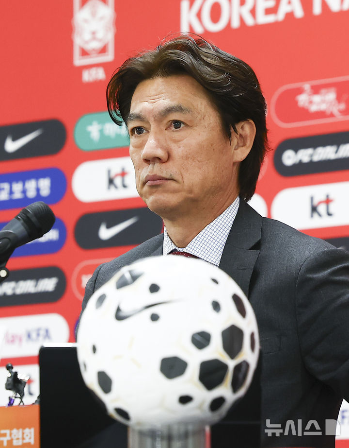 [천안=뉴시스] 김근수 기자 = 홍명보 대한민국 축구대표팀 감독이 16일 오후 충남 천안시 코리아 풋볼파크 스타디움에서 열린 남자 축구국가대표팀 3월 유럽원정 평가전 명단발표 기자회견에서 명단을 발표하고 있다. 2026.03.16. ks@newsis.com