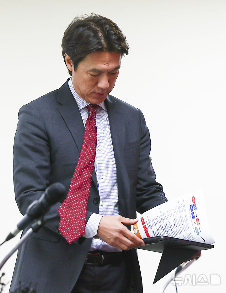 [천안=뉴시스] 김근수 기자 = 홍명보 대한민국 축구대표팀 감독이 16일 오후 충남 천안시 코리아 풋볼파크 스타디움에서 열린 남자 축구국가대표팀 3월 유럽원정 평가전 명단발표 기자회견을 하기 위해  이동하고 있다. 2026.03.16. ks@newsis.com