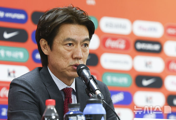 [천안=뉴시스] 김근수 기자 = 홍명보 대한민국 축구대표팀 감독이 16일 오후 충남 천안시 코리아 풋볼파크 스타디움에서 열린 남자 축구국가대표팀 3월 유럽원정 평가전 명단발표 기자회견에서 명단을 발표하고 있다. 2026.03.16. ks@newsis.com
