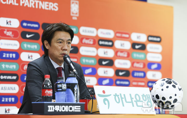 [천안=뉴시스] 김근수 기자 = 홍명보 대한민국 축구대표팀 감독이 16일 오후 충남 천안시 코리아 풋볼파크 스타디움에서 열린 남자 축구국가대표팀 3월 유럽원정 평가전 명단발표 기자회견에서 명단을 발표하고 있다. 2026.03.16. ks@newsis.com