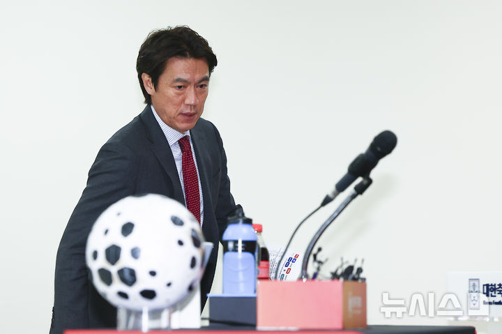 [천안=뉴시스] 김근수 기자 = 홍명보 대한민국 축구대표팀 감독이 16일 오후 충남 천안시 코리아 풋볼파크 스타디움에서 열린 남자 축구국가대표팀 3월 유럽원정 평가전 명단발표 기자회견을 하기 위해  이동하고 있다. 2026.03.16. ks@newsis.com