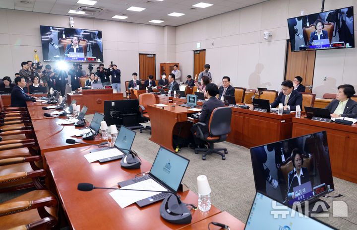 [서울=뉴시스] 김금보 기자 = 16일 오후 서울 여의도 국회에서 열린 법제사법위원회 전체회의. 2026.03.16. kgb@newsis.com