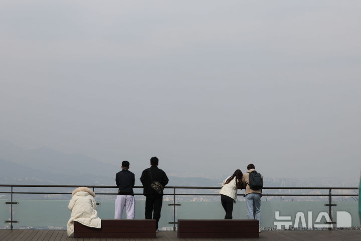 [서울=뉴시스] 권창회 기자 = 초미세먼지 농도가 '나쁨' 상태를 보인 16일 서울 용산구 남산공원에서 바라본 시내가 뿌옇다. 2026.03.16. kch0523@newsis.com