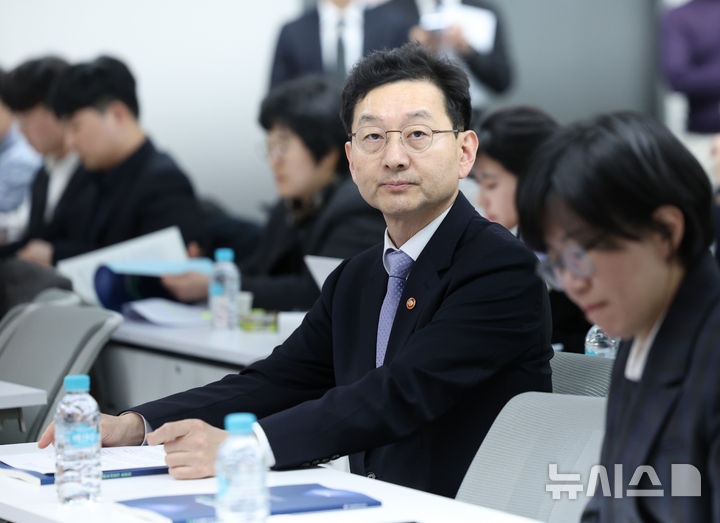 [서울=뉴시스] 김진아 기자 = 검찰개혁추진단장인 윤창렬 국무조정실장이 16일 서울 종로구 HJ 비즈니스센터 광화문점에서 열린 검찰개혁추진단 주최 '보완수사와 보완수사요구 토론회'에 참석하고 있다. 2026.03.16. bluesoda@newsis.com