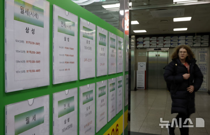 [서울=뉴시스] 김혜진 기자 = 전셋값 인상과 실거주 의무화 등의 영향으로 서울 아파트 월세와 전세가 역전됐다. 서울 아파트 월세 비율이 3개월 연속 50%를 넘기면서 전세를 앞서게 된 것이다. 사진은 16일 서울 시내 한 부동산 중개업소에 매물 정보가 표시돼 있다. 2026.03.16. jini@newsis.com