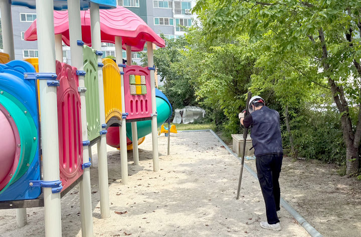 [광주=뉴시스] 광주보건환경연구원, 어린이 놀이시설 등 토양오염 실태 조사. (사진=광주보건환경연구원 제공) 2026.03.16. photo@newsis.com&nbsp; *재판매 및 DB 금지