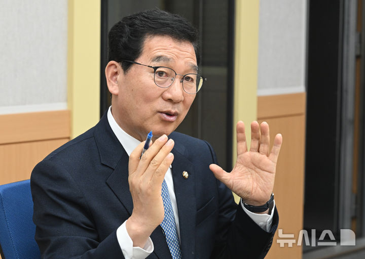 [광주=뉴시스] 변재훈 기자 = 사상 첫 전남광주통합특별시장을 뽑는 6·3지방선거에 출사표를 낸 신정훈 국회 행정안전위원장이 16일 오후 전남광주통합특별시장 출마예정자 초청 릴레이 인터뷰에서 질문에 답하고 있다. 2026.03.16. (사진=뉴시스DB) photo@newsis.com