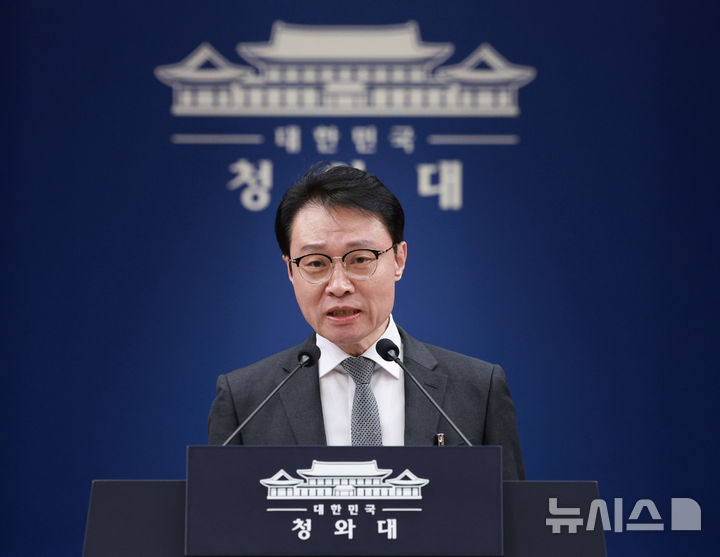 [서울=뉴시스] 고범준 기자 = 이규연 홍보소통수석이 16일 청와대 춘추관에서 스토킹 범죄 대응 관련 브리핑을 하고 있다. 2026.03.16. bjko@newsis.com