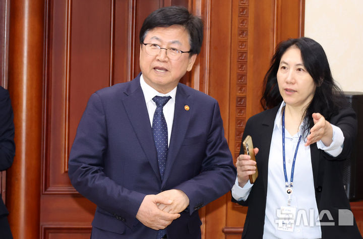 [서울=뉴시스] 추상철 기자 = 최교진 교육부 장관이 16일 오후 서울 종로구 정부서울청사에서 열린 제7기 학교폭력대책위원회 회의에 참석하고 있다. 2026.03.16. scchoo@newsis.com