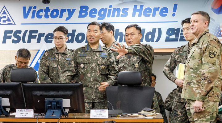 [서울=뉴시스] 진영승 합참의장이 16일 육군 제2작전사령부를 방문해 2026년 자유의 방패(FS) 연습 상황을 보고 받고 있다. (사진=합참 제공) 2026.03.16. photo@newsis.com *재판매 및 DB 금지
