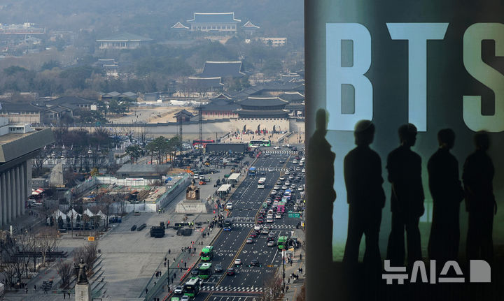 [서울=뉴시스] 김진아 기자 = 방탄소년단(BTS)의 서울 광화문광장 컴백 공연을 닷새 앞둔 지난 16일 오전 서울 종로구 광화문광장에서 무대 설치 작업이 진행되고 있다. 2026.03.16. bluesoda@newsis.com