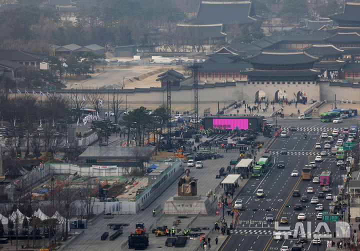 [서울=뉴시스] 김진아 기자 = 방탄소년단(BTS)의 서울 광화문광장 컴백 공연을 닷새 앞둔 16일 오전 서울 종로구 광화문광장에서 무대 설치 작업이 진행되고 있다. 2026.03.16. bluesoda@newsis.com