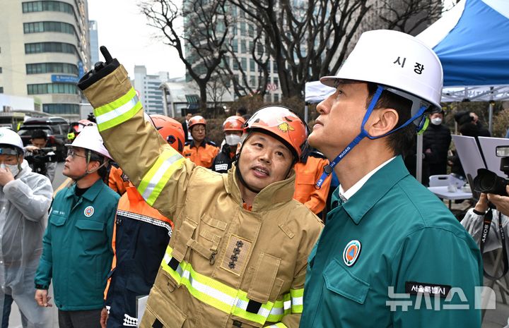 [서울=뉴시스] 오세훈 서울시장이 16일 오후 서울 중구 소공동 복합건축물 화재 현장을 찾아 피해 상황을 점검하고 있다. (사진=서울시 제공) 2026.03.16. photo@newsis.com *재판매 및 DB 금지