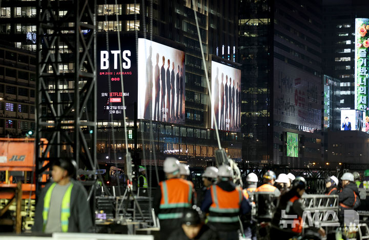 [서울=뉴시스] 김진아 기자 = 방탄소년단(BTS)의 서울 광화문광장 컴백 공연을 닷새 앞둔 16일 서울 종로구 광화문광장에서 무대 설치 작업이 진행되고 있다. 2026.03.16. bluesoda@newsis.com