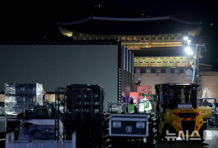 [서울=뉴시스] 김진아 기자 = 방탄소년단(BTS)의 서울 광화문광장 컴백 공연을 닷새 앞둔 16일 서울 종로구 광화문광장에서 무대 설치 작업이 진행되고 있다. 2026.03.16. bluesoda@newsis.com