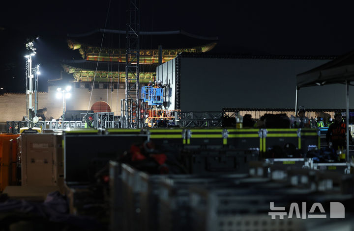 [서울=뉴시스] 김진아 기자 = 방탄소년단(BTS)의 서울 광화문광장 컴백 공연을 닷새 앞둔 16일 서울 종로구 광화문광장에서 무대 설치 작업이 진행되고 있다. 2026.03.16. bluesoda@newsis.com