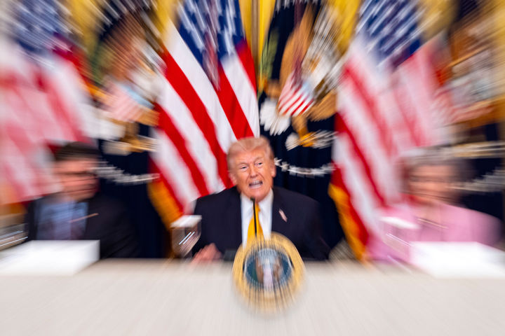 [워싱턴=AP/뉴시스]도널드 트럼프 미국 대통령이 16일(현지 시간) 백악관 이스트룸에서 케네디센터 이사회 오찬을 앞두고 기자회견을 열고 발언하고 있다. 2026.03.17.