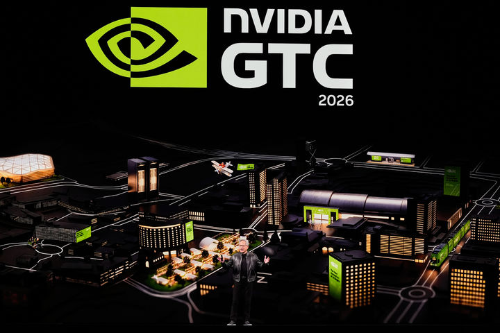 [새너제이=AP/뉴시스] 젠슨 황 엔비디아 최고경영자(CEO)가 16일(현지 시간) 미 캘리포니아주 새너제이 SAP 센터에서 열린 엔비디아의 인공지능(AI) 콘퍼런스 'GTC 2026'에서 기조연설하고 있다. 2026.03.17.