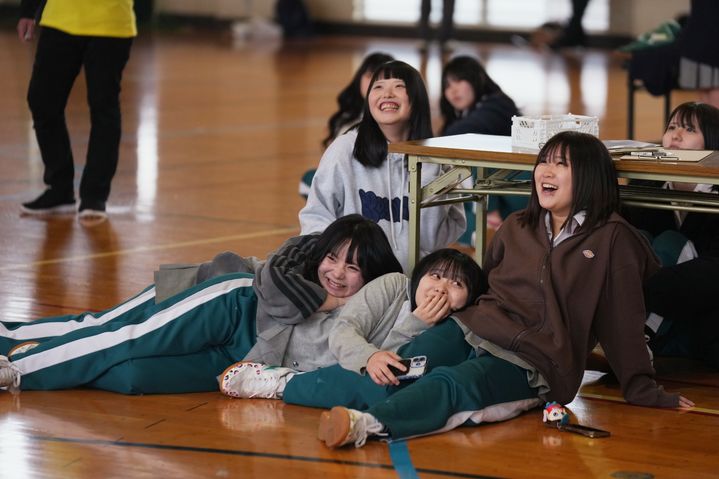 [요코하마=AP/뉴시스] 지난 13일 일본 가나가와현 요코하마의 한 고등학교 체육관에서 열린 ‘스티로폼 상자 쌓기 챌린지'(스태킹 박스 챌린지)에서 학생들이 상자 쌓기에 도전한 급우들을 바라보며 웃고 있다. 2026.03.17.