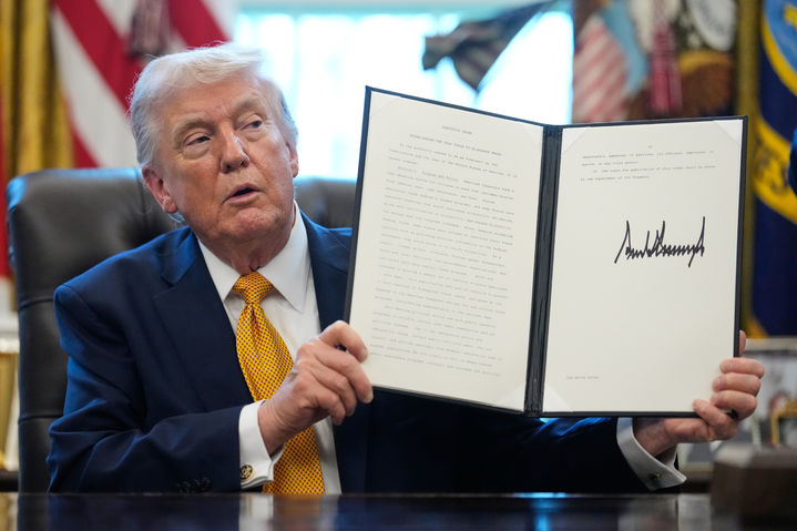 [워싱턴=AP/뉴시스] 도널드 트럼프 미국 대통령이 16일(현지 시간) 백악관 집무실에서 ‘사기 근절 태스크포스' 설치 행정명령에 서명한 후 이를 들어 보이고 있다. 부통령을 의장으로 하는 이 행정명령은 태스크포스가 연방 복지 프로그램 전반에 걸친 사기, 낭비, 남용을 차단하기 위한 포괄적인 국가 전략을 조율하도록 지시하고 있다. 2026.03.17.