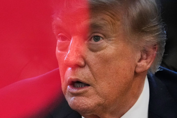 [워싱턴=AP/뉴시스]도널드 트럼프 미국 대통령이 16일(현지 시간) 백악관 집무실에서 행정명령에 서명한 후 기자들 질문에 답하고 있다. 2026.03.17.