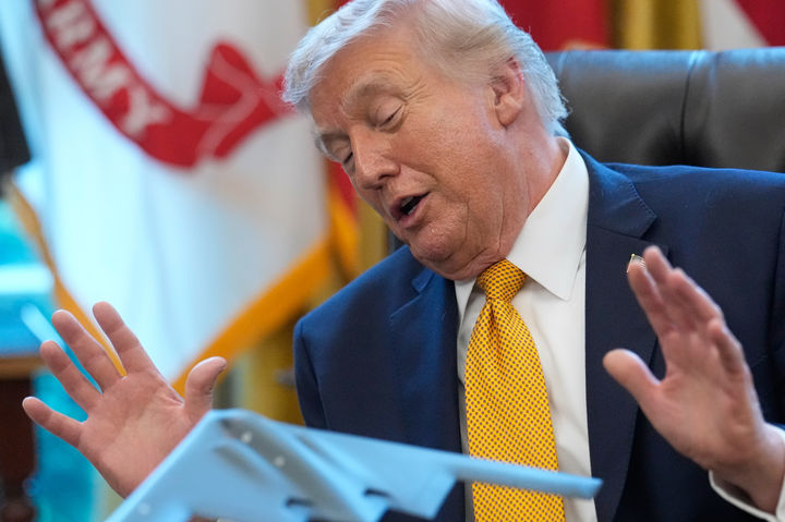 [워싱턴=AP/뉴시스]도널드 트럼프 미국 대통령이 16일(현지 시간) 백악관 집무실에서 행정명령에 서명한 후 기자들 질문에 답하고 있다. 2026.03.17.