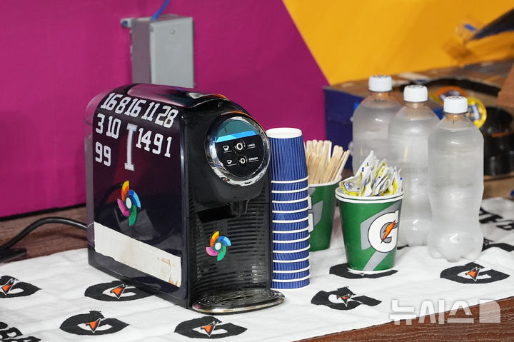 [마이애미=AP/뉴시스]이탈리아 선수단 더그아웃에 마련된 에스프레소 기계. 