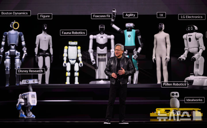 [새너제이=AP/뉴시스] 젠슨 황 엔비디아 최고경영자(CEO)가 16일(현지 시간) 미 캘리포니아주 새너제이 SAP 센터에서 열린 엔비디아의 인공지능(AI) 콘퍼런스 'GTC 2026'에서 기조연설하고 있다. 2026.03.17.