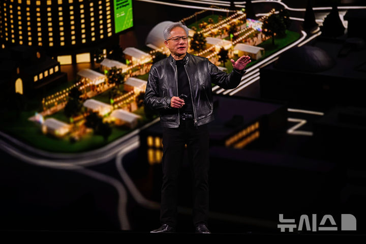 [새너제이=AP/뉴시스] 젠슨 황 엔비디아 최고경영자(CEO)가 16일(현지 시간) 미 캘리포니아주 새너제이 SAP 센터에서 열린 엔비디아의 인공지능(AI) 콘퍼런스 'GTC 2026'에서 기조연설하고 있다. 2026.03.17.