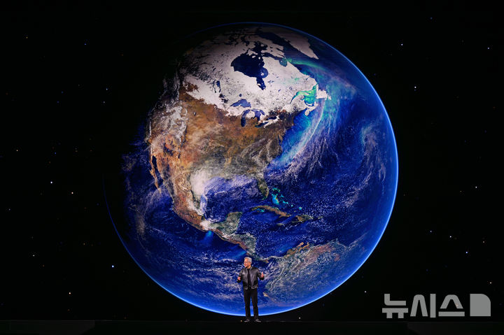 [새너제이=AP/뉴시스] 젠슨 황 엔비디아 최고경영자(CEO)가 16일(현지 시간) 미 캘리포니아주 새너제이 SAP 센터에서 열린 엔비디아의 인공지능(AI) 콘퍼런스 'GTC 2026'에서 기조연설하고 있다. 2026.03.17.