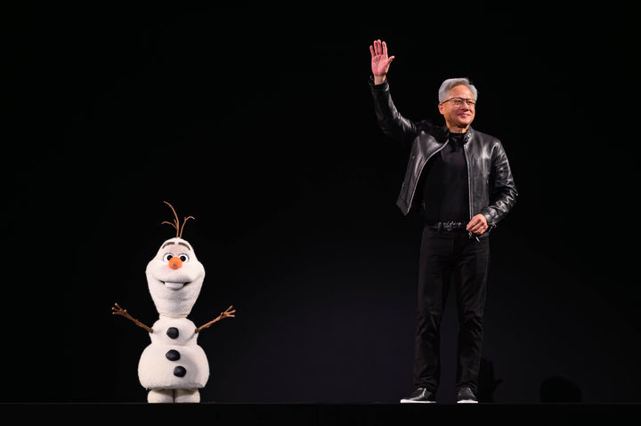 [새너제이=AP/뉴시스] 젠슨 황 엔비디아 최고경영자(CEO)가 16일(현지 시간) 미 캘리포니아주 새너제이 SAP 센터에서 열린 엔비디아의 인공지능(AI) 콘퍼런스 'GTC 2026'에서 기조연설을 마친 뒤 올라프 로봇 옆에서 손을 흔들며 인사하고 있다. 2026.03.17.