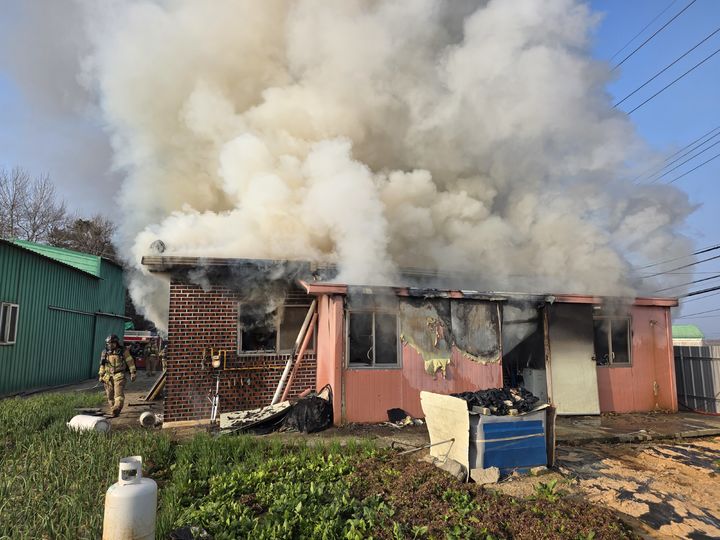 [함평=뉴시스] 17일 오전 7시49분께 전남 함평군 한 주택에서 원인을 알 수 없는 불이 나 31분여 만인 오전 8시20분께 초기 진화됐다. (사진 = 전남소방본부 제공) photo@newsis.com *재판매 및 DB 금지