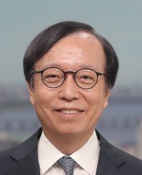 [세종=뉴시스] 보건복지부는 17일 오전 10시 서울 중구 소재 더플라자호텔 그랜드볼룸에서 '제19회 암 예방의 날' 기념행사를 개최했다고 밝혔다. 사진은 혈액암 연구와 진료 발전에 기여한 공로로 국민 보건 향상과 공공복리 증진에 기여한 공직·의료·연구 분야 공로자에게 수여되는 '옥조근정훈장'을 받은 이제환 서울아산병원 교수. (사진=보건복지부 제공) 2026.03.17. photo@newsis.com *재판매 및 DB 금지