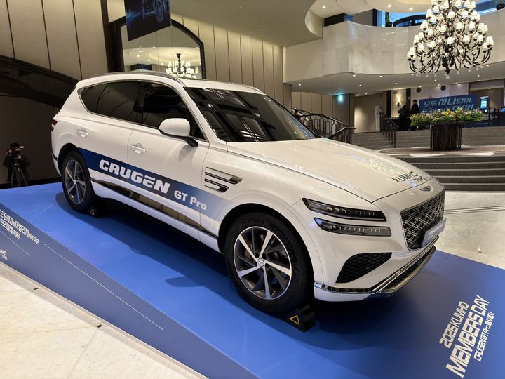 [서울=뉴시스] 김민성 기자 = 금호타이어가 17일 오전 서울 용산구 그랜드하얏트 서울에서 '크루젠 GT 프로' 출시 기자간담회를 진행했다. 행사장에 크루젠 GT 프로가 장착된 제네시스 GV80이 전시돼 있다. 2026.03.17. kms@newsis.com. *재판매 및 DB 금지