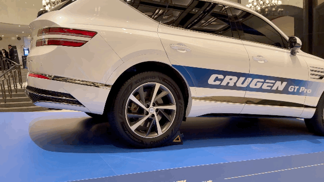 [서울=뉴시스] 김민성 기자 = 금호타이어가 17일 오전 서울 용산구 그랜드하얏트 서울에서 '크루젠 GT 프로' 출시 기자간담회를 진행했다. 행사장에 크루젠 GT 프로가 장착된 제네시스 GV80이 전시돼 있다. 2026.03.17. kms@newsis.com.